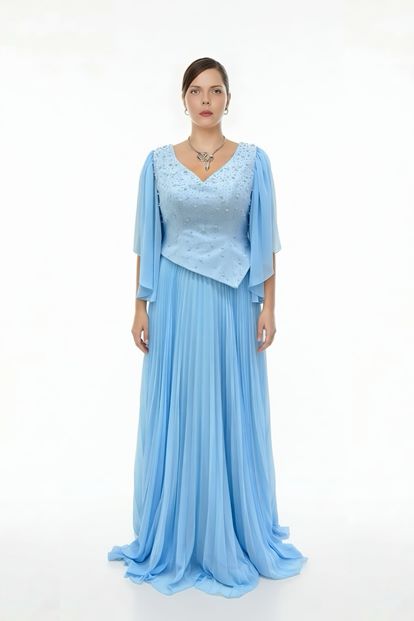 فستان سهرة أزرق فاتح مزين ومطوي بمقاسات كبيرة